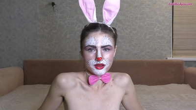 Bidh Sexy Bunny gu socair a’ tarraing dick mòr BFF
